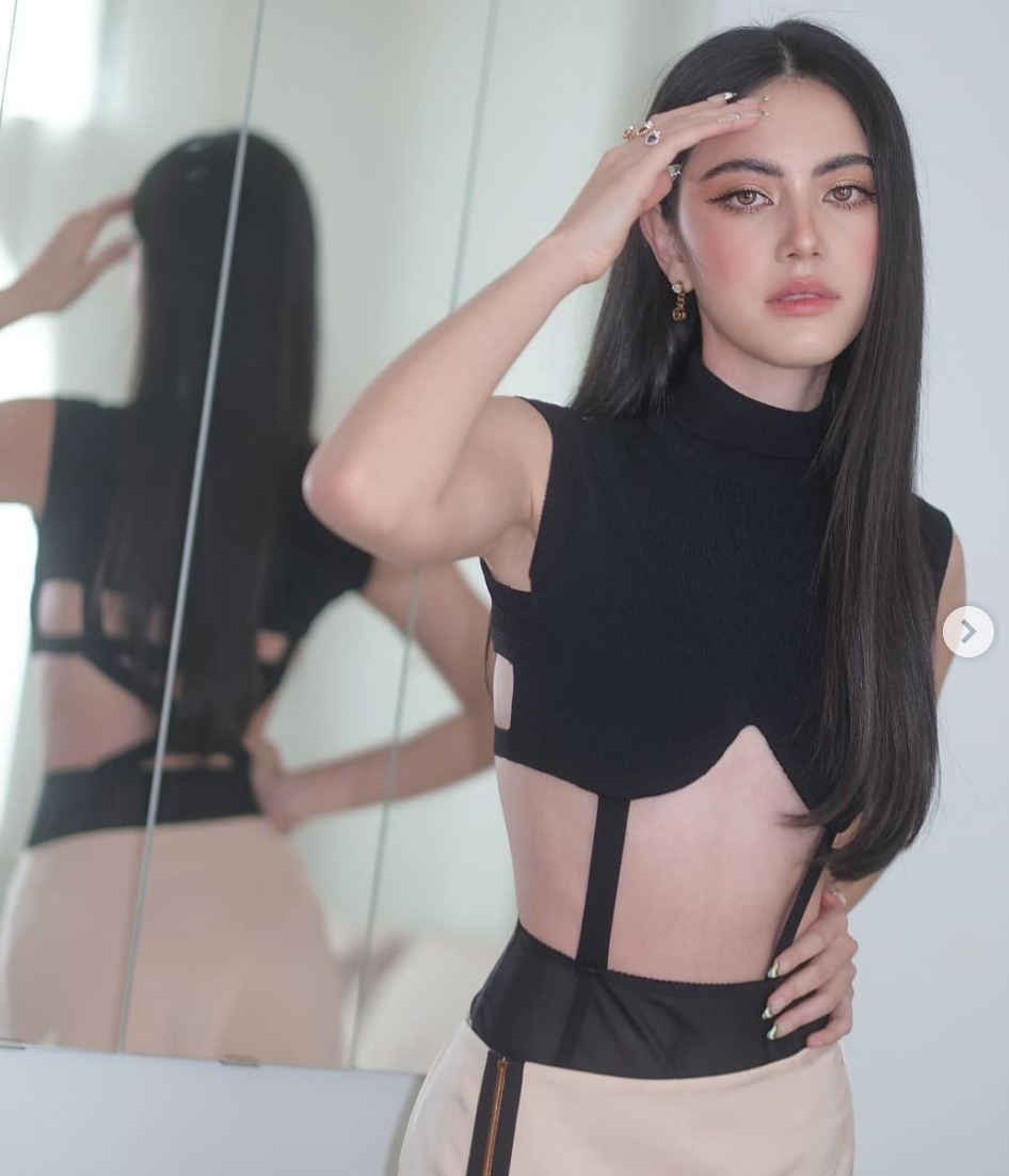 Mới đây, trên trang cá nhân của mình người đẹp Thái Lan tiếp tục mang đến loạt ảnh mới khoe nhan sắc rạng rỡ cùng phong thái tự tin.