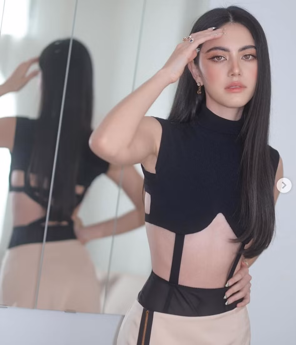 Mới đây, trên trang cá nhân của mình người đẹp Thái Lan tiếp tục mang đến loạt ảnh mới khoe nhan sắc rạng rỡ cùng phong thái tự tin.