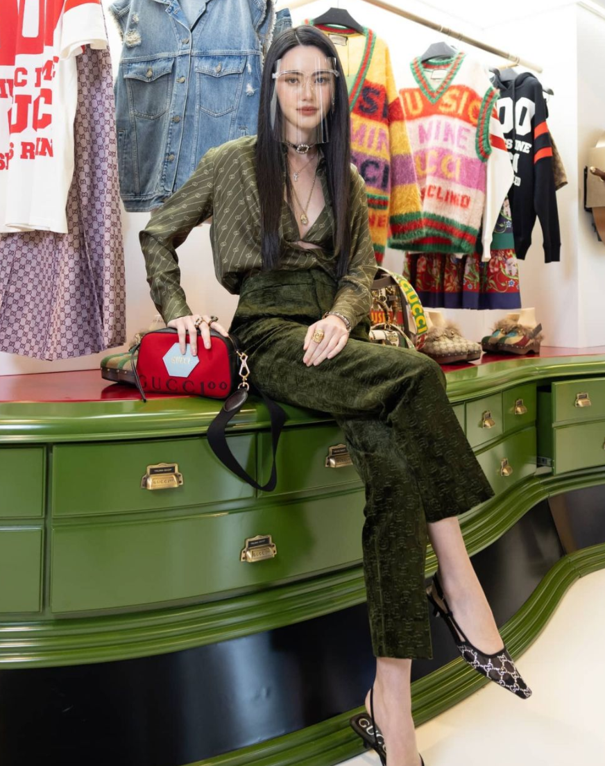 Đặc biệt ở góc nghiêng, vòng eo nhỏ đến mức khó tin của nữ minh tinh khiến dân tình choáng nặng.