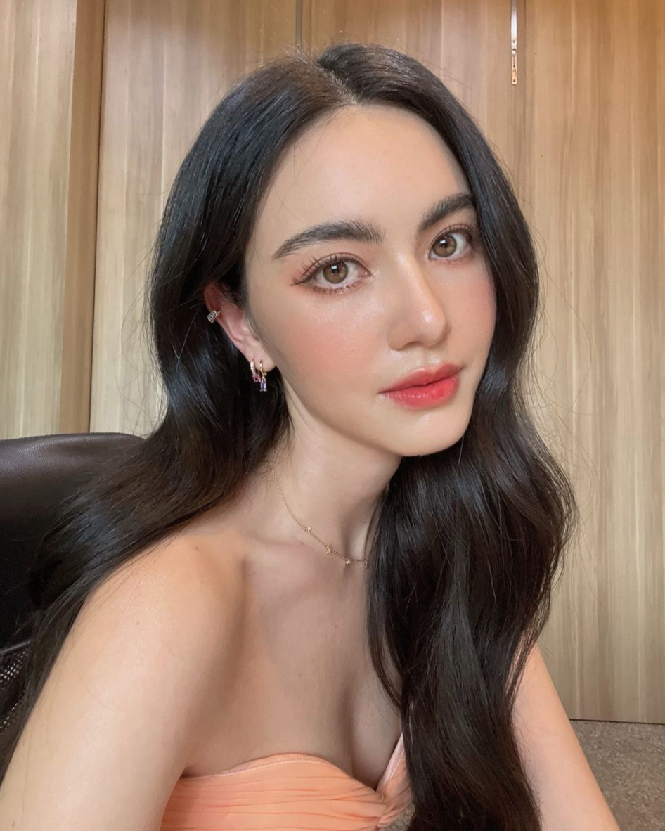 Với nhan sắc thu hút, Mai Davika gia nhập ngành giải trí với vai trò người mẫu quảng cáo.