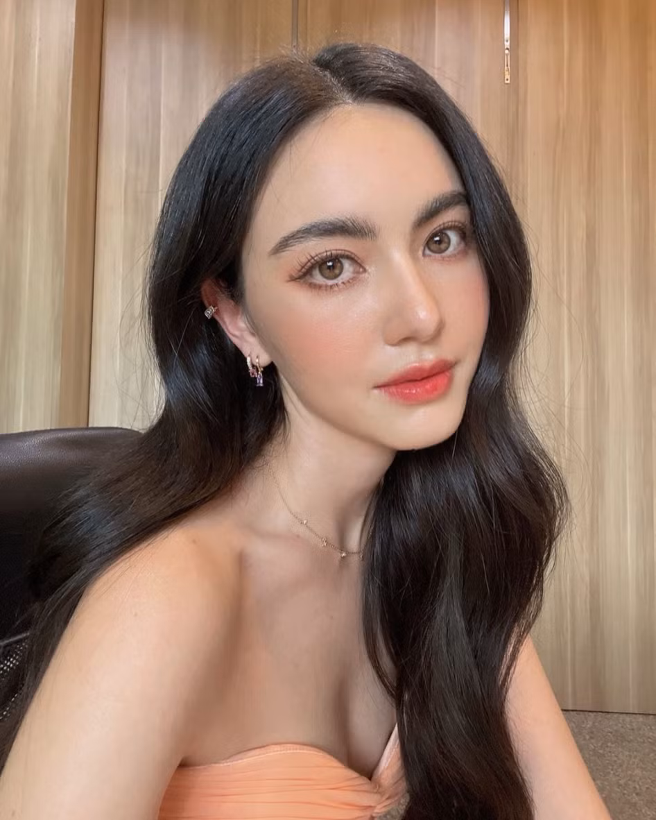 Với nhan sắc thu hút, Mai Davika gia nhập ngành giải trí với vai trò người mẫu quảng cáo.