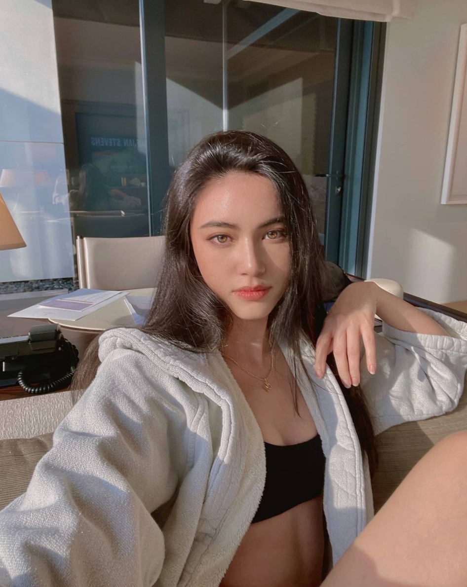 Được mệnh danh là nữ hoàng Instagram khi sở hữu lượng theo dõi "khủng", Mai Davika ngày càng được mọi người yêu thích và đánh giá cao.