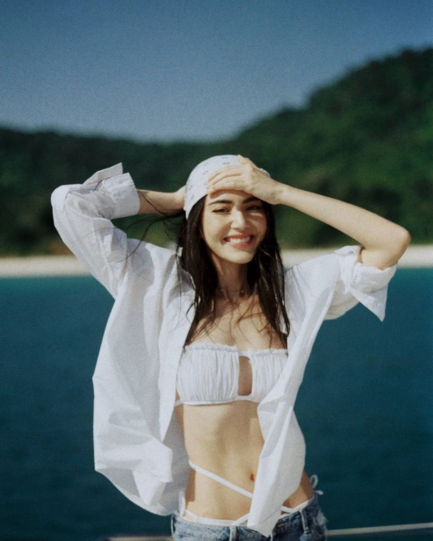 Gương mặt xinh đẹp, nước da trắng cùng thân hình chữ S là lợi thế giúp “ma nữ” tự tin diện nhiều trang phục phong cách khác nhau, mang đến hình ảnh của một fashionista thời thượng.