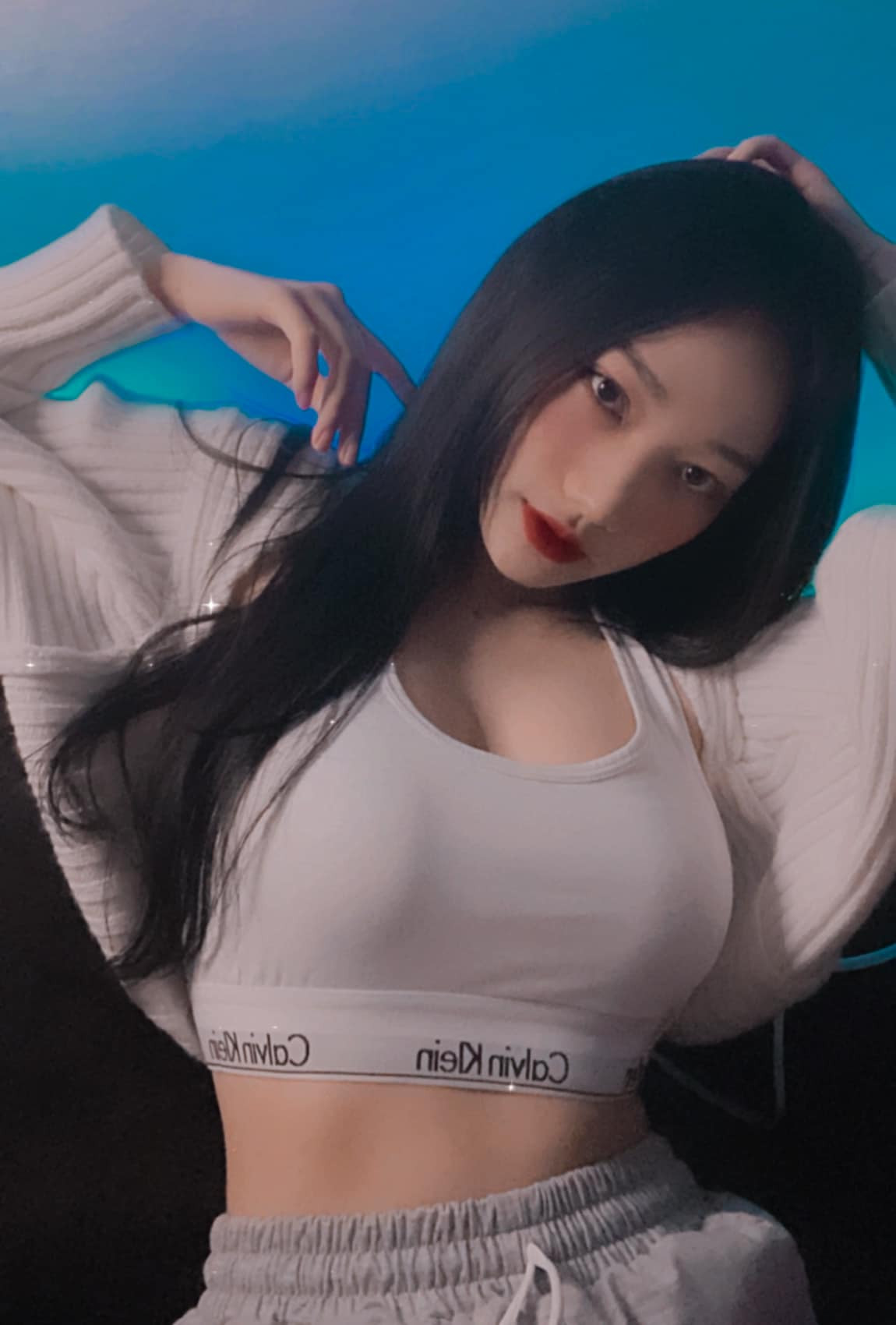 Cô chuyển hướng phong cách trở nên gợi cảm hơn sau màn "dậy thì thành công".