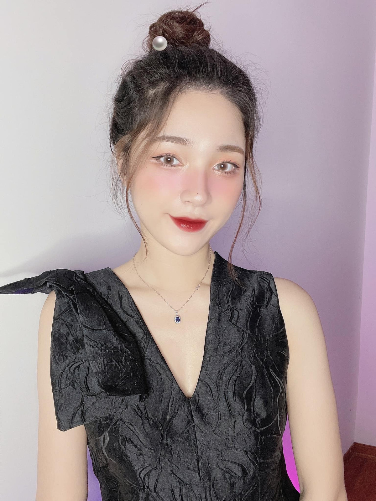  Cô giáo Tiêu Ngọc tên thật là Phạm Thị Hồng Ngọc, sinh năm 1996 là cái tên chiếm sóng MXH thời gian gần đây nhờ sở hữu nhan sắc nổi bật.