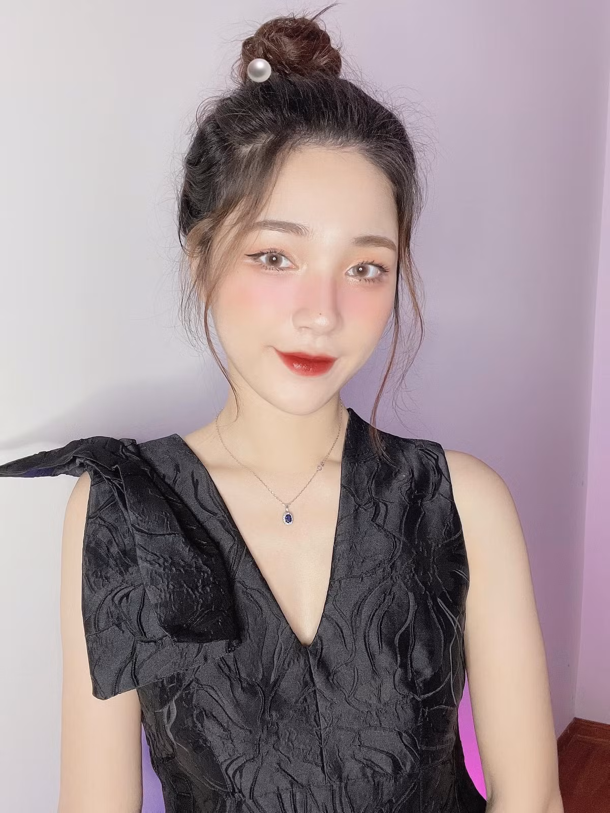  Cô giáo Tiêu Ngọc tên thật là Phạm Thị Hồng Ngọc, sinh năm 1996 là cái tên chiếm sóng MXH thời gian gần đây nhờ sở hữu nhan sắc nổi bật.