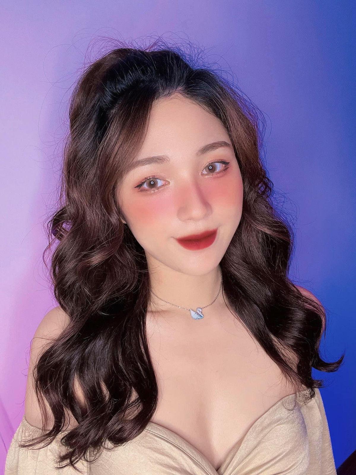 Trái ngược với hình ảnh dịu dàng, thanh lịch mỗi lần lên giảng đường, Tiêu Ngọc ở ngoài đời rất gợi cảm, biết lựa chọn những bộ trang phục thoải mái, tôn lên đường cong cơ thể.