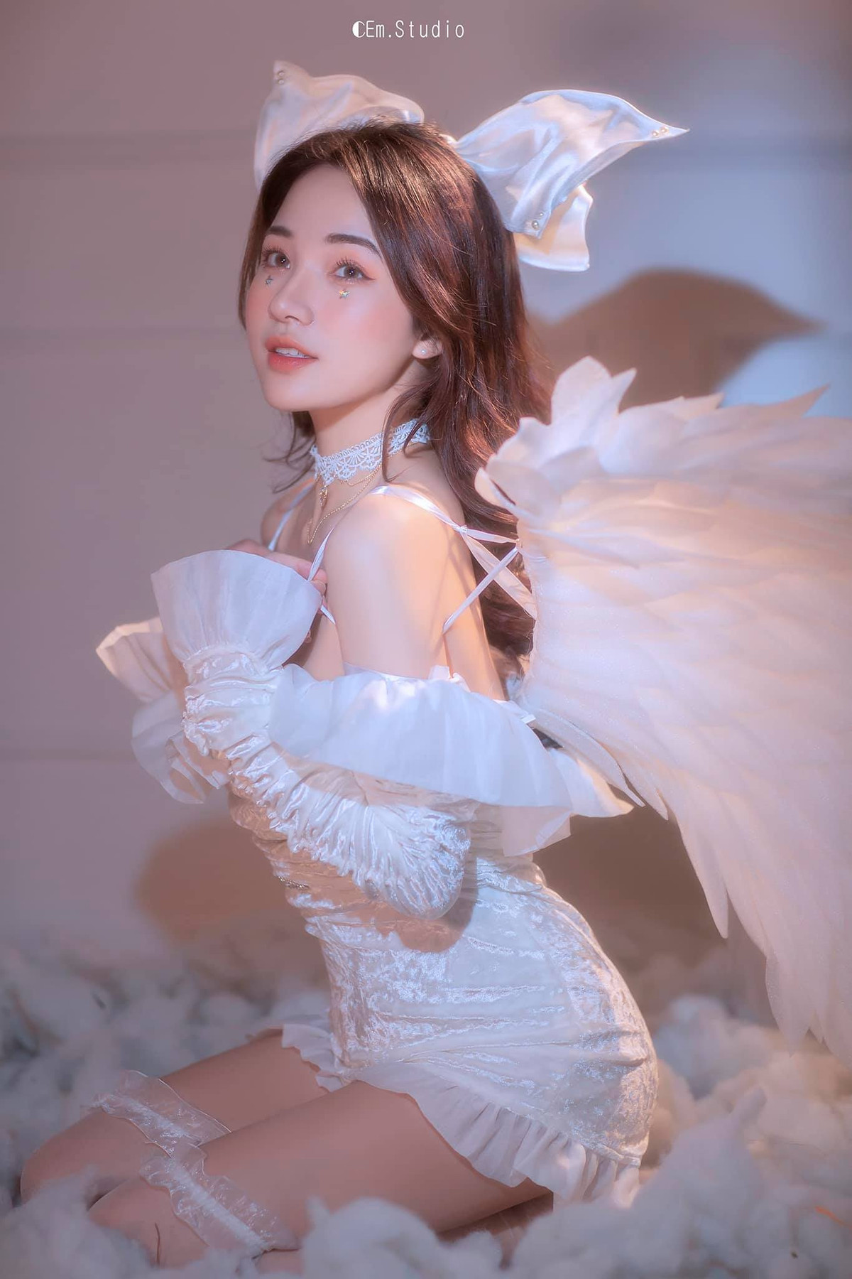 Dù đứng lớp khi tuổi còn trẻ, nhưng cô giáo hot girl này được các em học sinh yêu mến, đồng thời là gương mặt đình đám trên mạng xã hội.