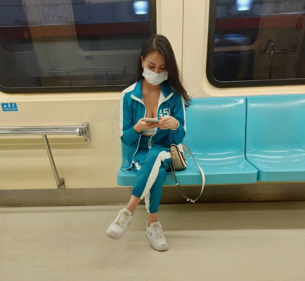 Diện trang phục Squid Game, gái xinh bất ngờ nổi như cồn Dien trang phuc Squid Game, gai xinh bat ngo noi nhu con