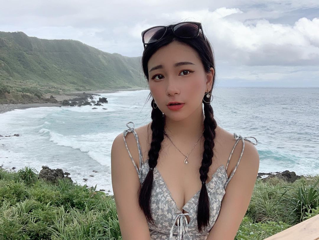 Cư dân mạng cũng để lại rất nhiều bình luận khen ngợi cả vẻ đẹp cũng như phong cách ăn mặc của cô nàng.