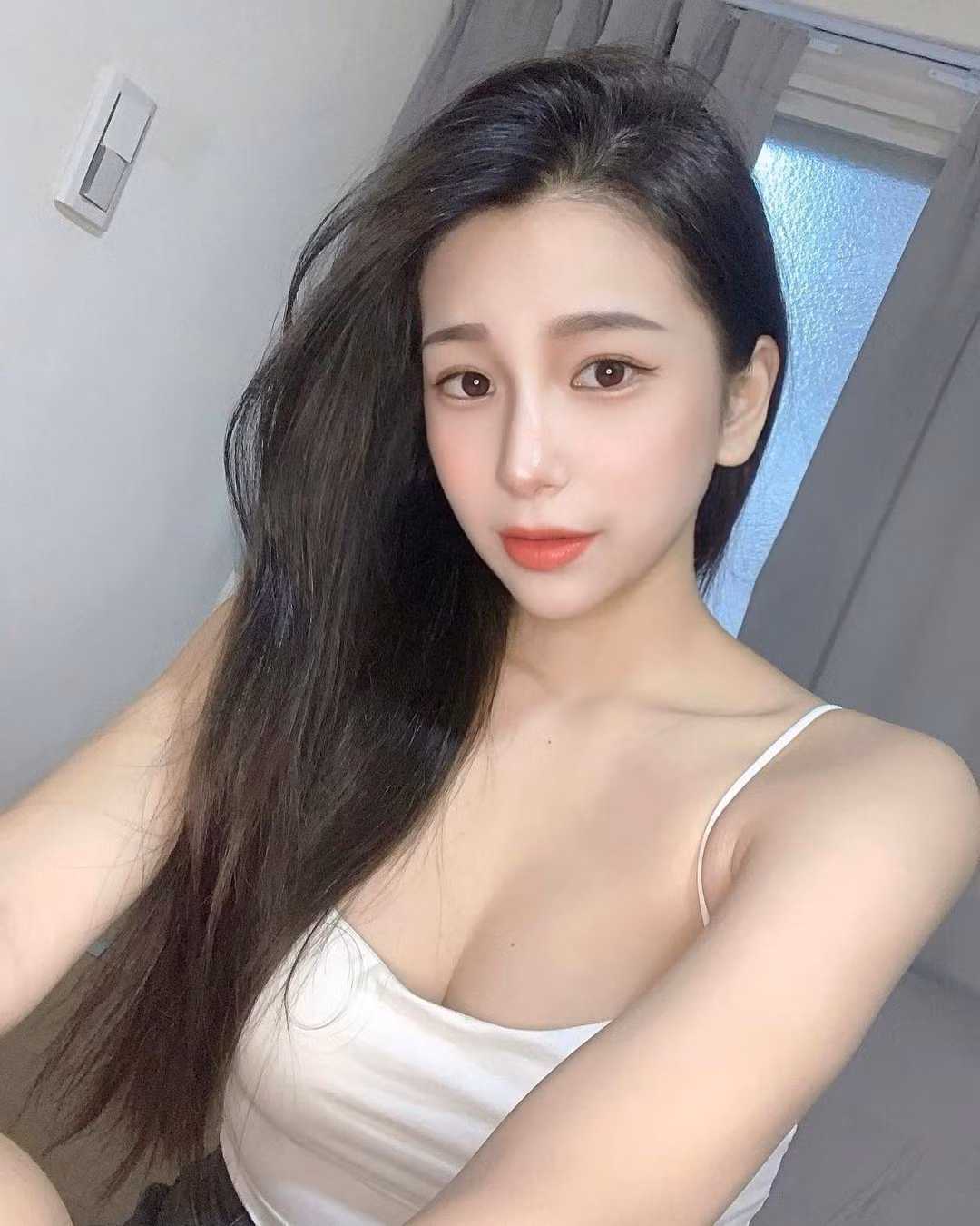 Qiwen thường chia sẻ những bức ảnh với phong cách ăn mặc gợi cảm trên trang cá nhân.