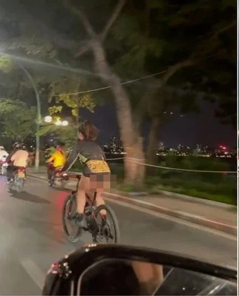 Mấy ngày qua, MXH bỗng truyền tay nhau đoạn clip một cô gái đi đạp xe ở Hồ Tây nhưng ăn mặc phản cảm, đoạn clip đăng tải đi kèm với dòng trạng thái: “Lượn hồ Tây trời này hơi lạnh”.