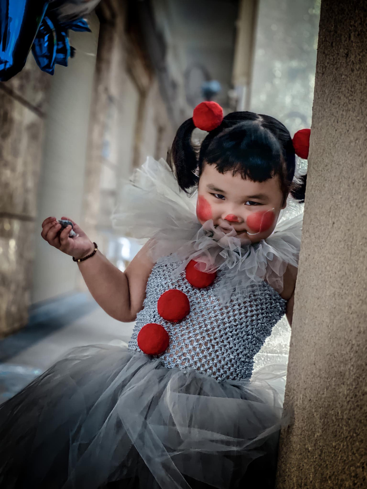 Bộ ảnh hài hước này nhanh chóng thu hút cư dân mạng, mà phần lớn đều yêu thích thần thái của cô bé 3 tuổi này.