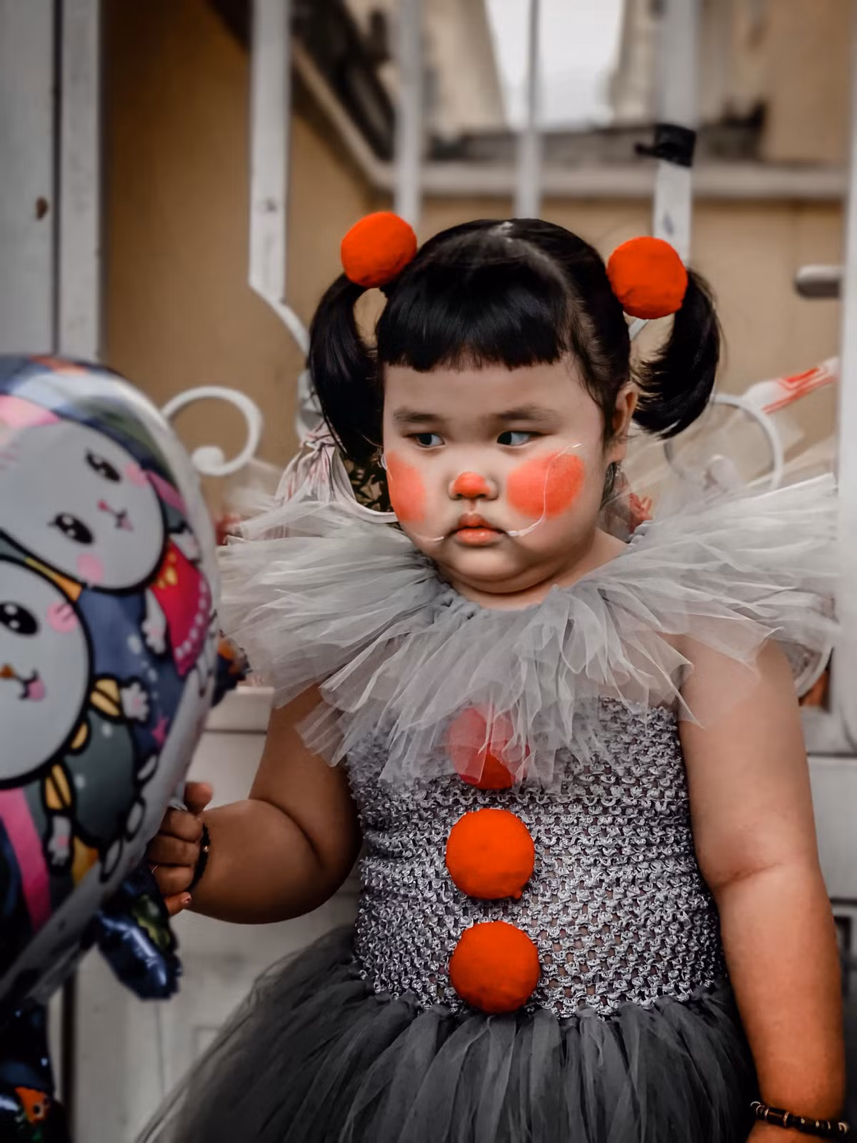 Chính biểu cảm sinh động "khó đỡ" này mà Khánh Uyên được cư dân mạng yêu thích và hết lười khen. Ảnh: Facebook Đoàn Cẩm Duyên