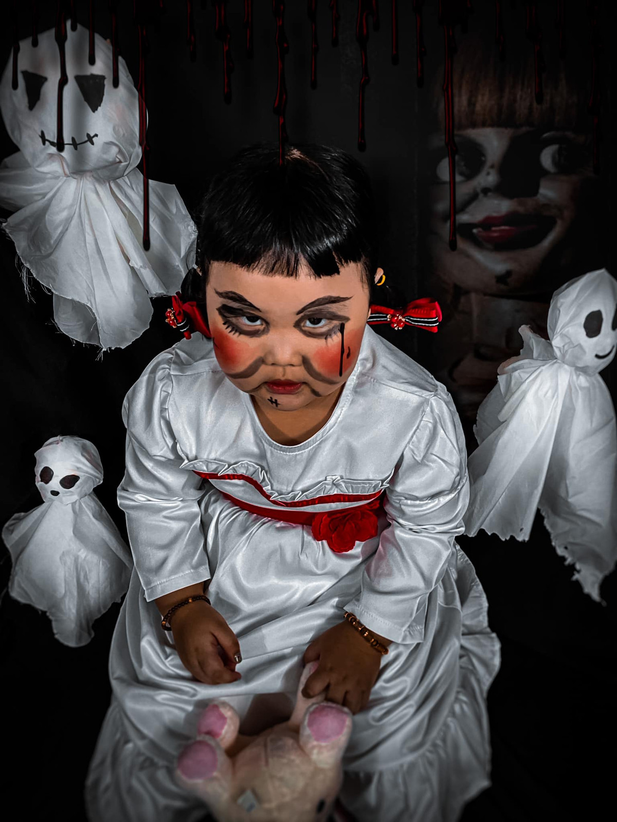 Misa được mẹ "họa mặt" trong bộ đồ hóa trang khiến cư dân mạng thích thú.