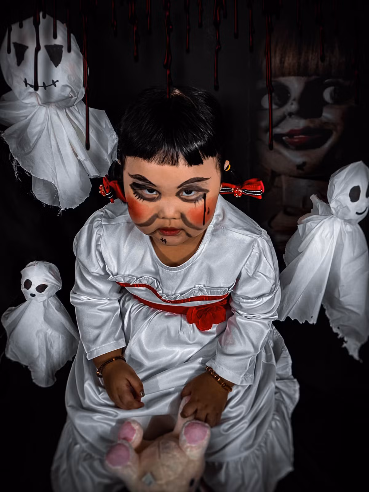 Misa được mẹ "họa mặt" trong bộ đồ hóa trang khiến cư dân mạng thích thú.