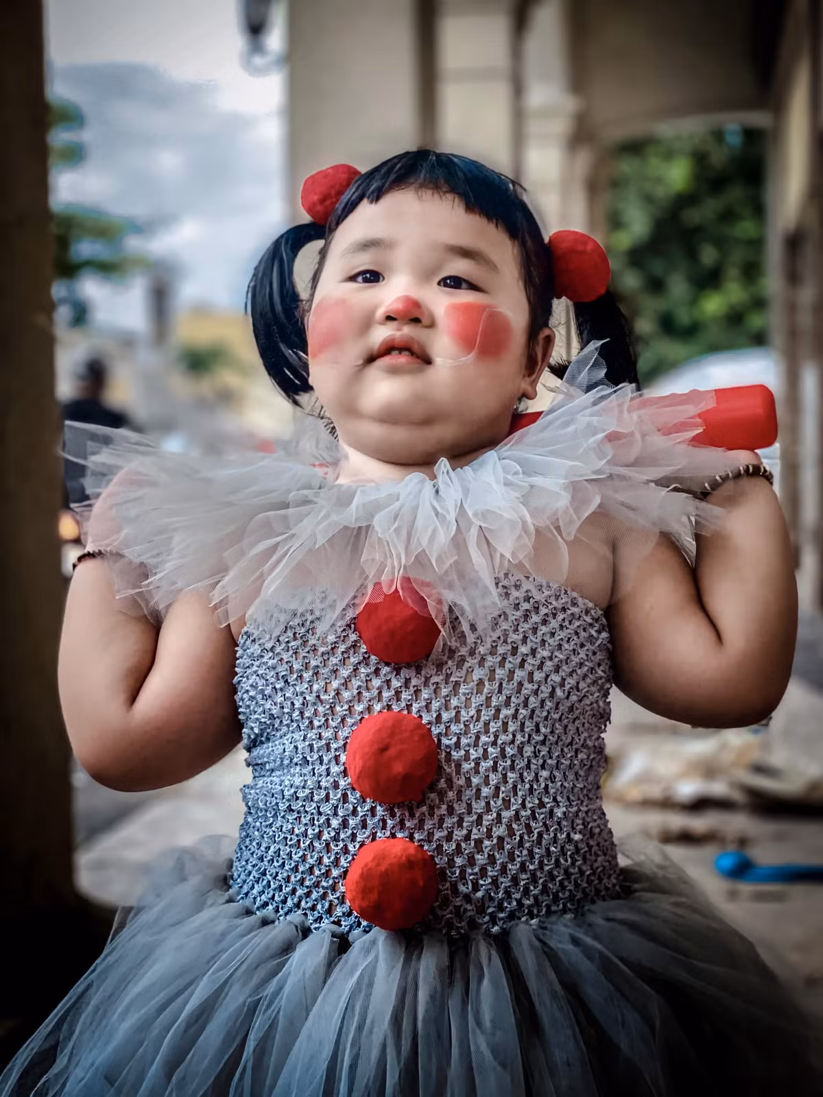 Để bộ ảnh của cô con gái trở nên sinh động, vợ chồng chị Duyên tự lên ý tưởng và thiết kế background từ những vật dụng có sẵn tại nhà, nhưng không kém phần độc đáo.