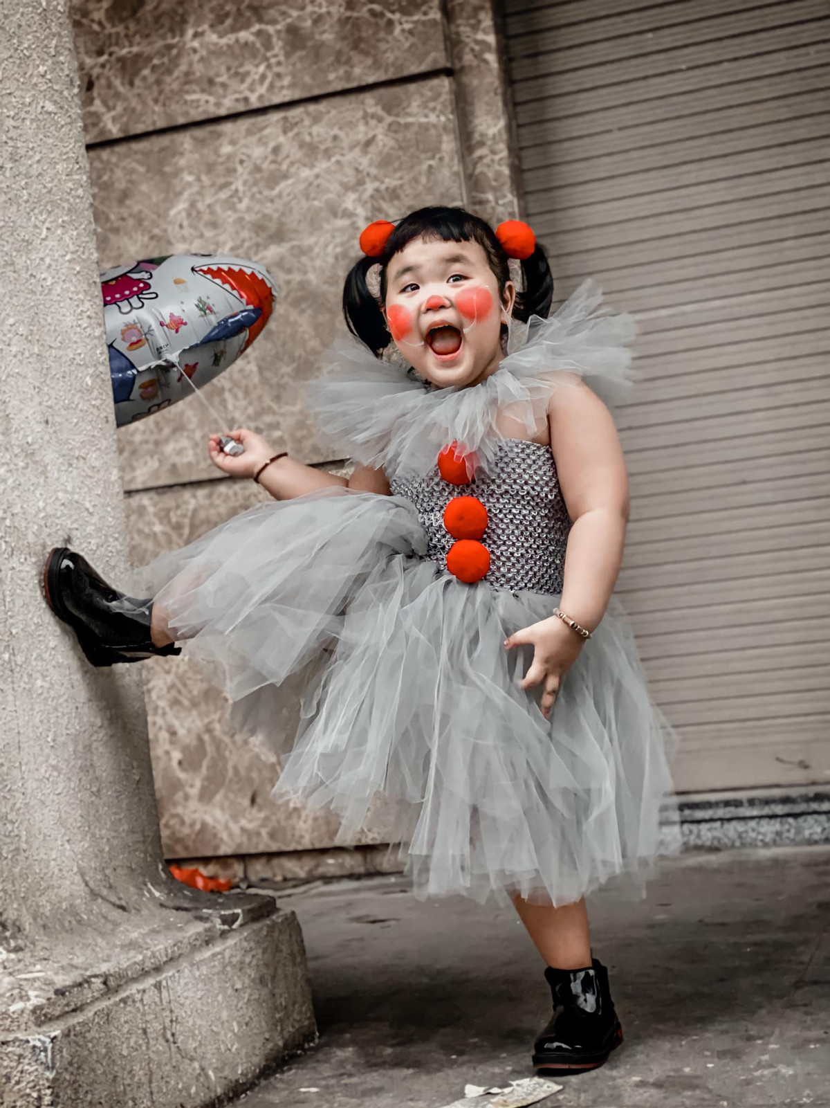 Hầu hết, trong các bức hình tâm điểm được mọi người chú ý là hình ảnh hài hước của cô bé.