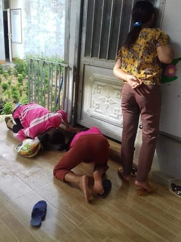 Dù đã cho con vào lớp nhưng chắc hẳn vì sợ con khóc nhớ bố mẹ, ông bà, lạ lẫm với mọi thứ xung quanh, người mẹ đứng khom người trên yên xe, hay cúi nhìn qua khe cửa để tìm bóng con. Ảnh: Thắng Nguyễn