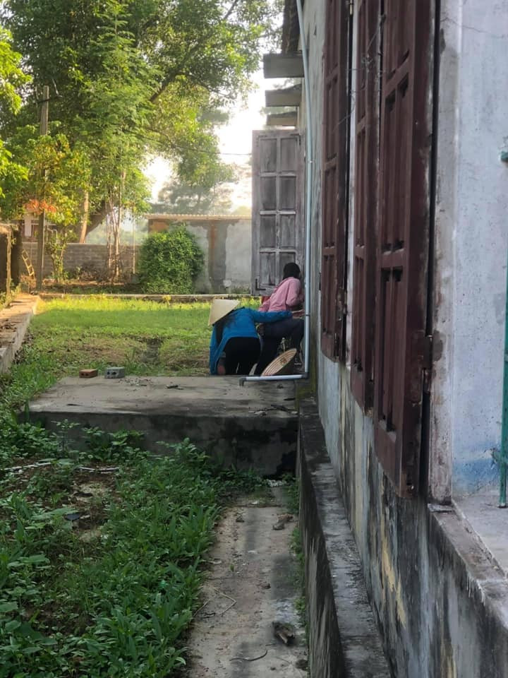 Với các bậc cha mẹ thì cảm xúc lần đầu đưa con tới lớp hẳn là không thể nào quên. Ảnh: Quỳnh Bom