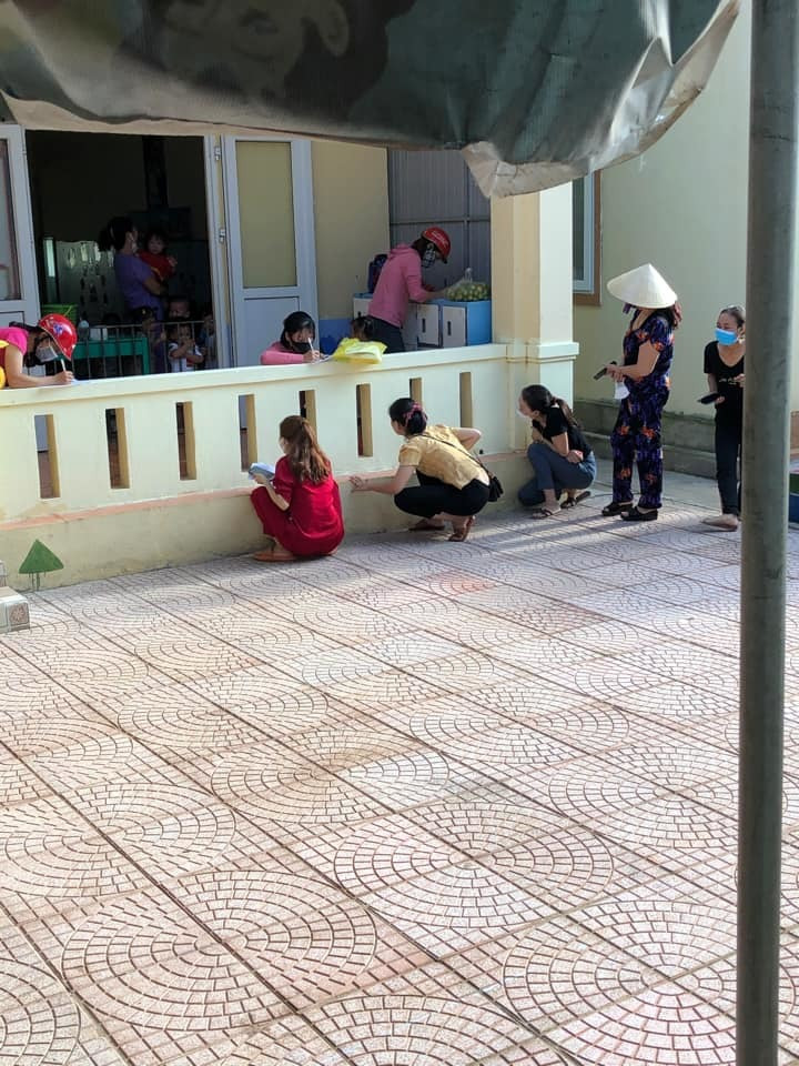 Bố mẹ cũng hóa thành "điêp viên" khi rình con trước cửa lớp sau khi đưa đến trường. Ảnh: Mốt Nguyễn