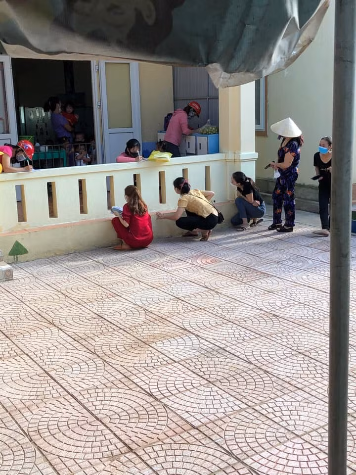 Bố mẹ cũng hóa thành "điêp viên" khi rình con trước cửa lớp sau khi đưa đến trường. Ảnh: Mốt Nguyễn