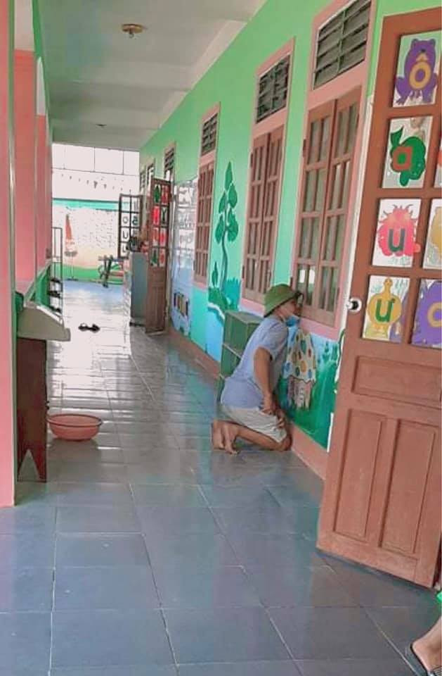 Đã cho con vào lớp nhưng chắc hẳn các vị phụ huynh này sợ con khóc vì lạ lẫm với mọi thứ xung quanh nên đã tìm mọi cách để ngó qua khe cửa nhìn chăm chăm theo bóng con. Ảnh: Nguyễn Thị Huyền Trang