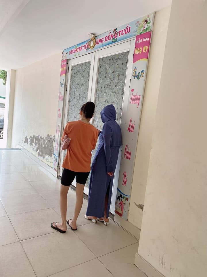 Biểu cảm của các ông bố bà mẹ trong ngày đầu con đi học mẫu giáo cũng khá đa dạng. Có người chăm chăm nhìn theo con bằng mọi cách, cũng có người lại lén lút như tên trộm. Ảnh: Mai Ngọc