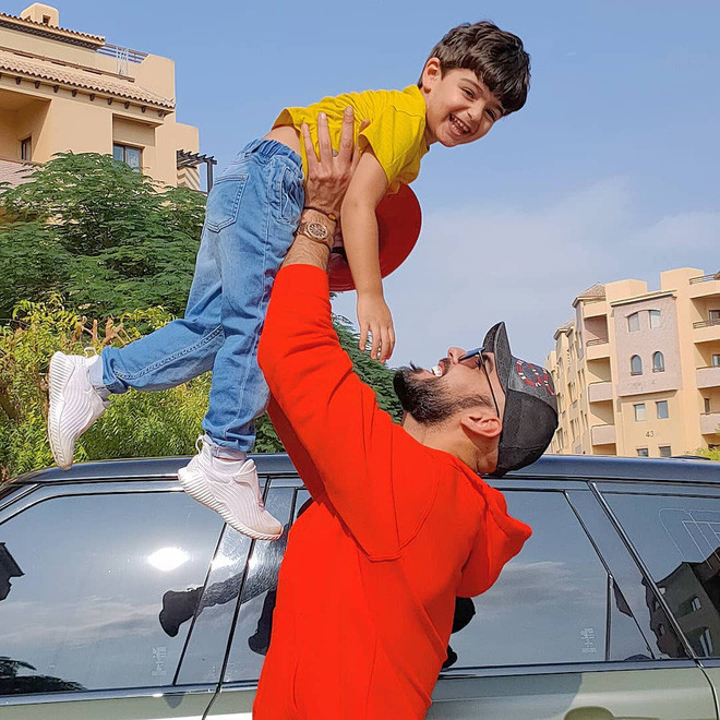 Hiện tại, cậu con trai đầu lòng của vợ chồng Omar đã được 4 tuổi. Cậu bé đã lộ rõ nét đẹp đúng chất soái ca "vạn người mê".