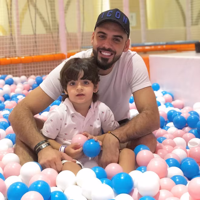 Trên trang cá nhân, Omar Borkan rất thường xuyên chia sẻ hình ảnh thân thiết với con trai.