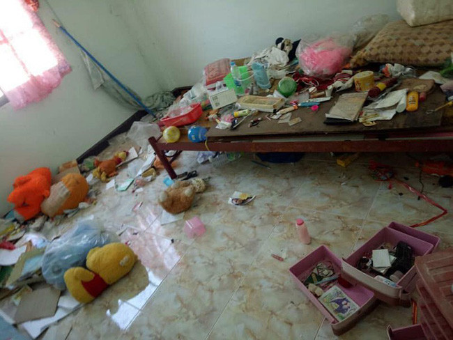 Sau khi nhận về căn phòng trọ ngập rác, chủ nhà đã liên lạc với cô gái thuê trọ nhưng không gọi được, hỏi các phòng bên thì họ trả lời cô gái này đã chuyển đi từ lâu.