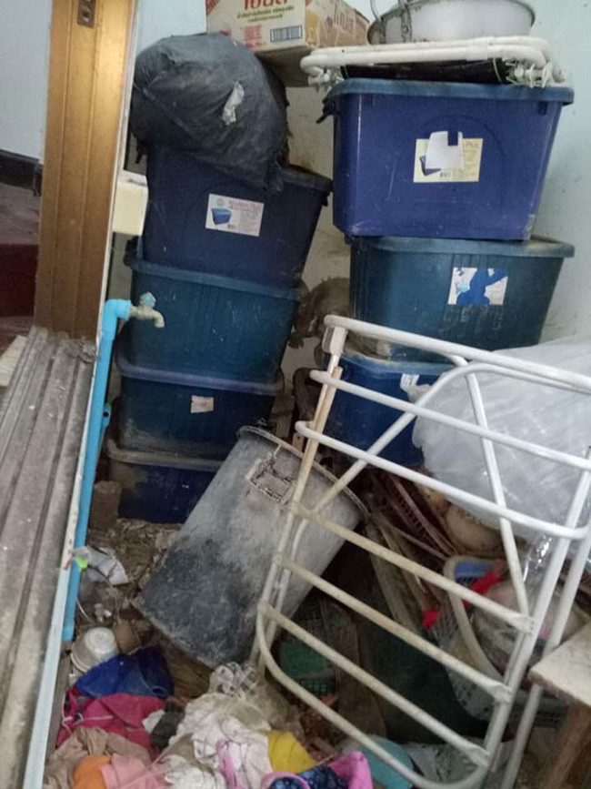 Theo như chủ trọ chia sẻ, cô gái này đã bùng 3 tháng tiền nhà, tiền điện nước sinh hoạt nữa là khoản tiền không hề nhỏ. "Lúc thuê nhà em bắt cọc có 800 nghìn đồng. Nhưng việc điên tiết nhất là cái ý thức tồi. Không nói năng 1 lời, để lại một bãi chiến trường cho em với lão chồng dọn trong ấm ức, bực mình" - chủ trọ bức xúc chia sẻ trên MXH.