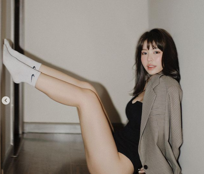 Hình ảnh diện body suit và khoác blazer cá tính của Mẫn Tiên đã thu hút sự chú ý cực lớn, bởi lẽ đây là khoảnh khắc gợi cảm hiếm có mà fans nhìn thấy ở cô gái kẹo ngọt năm nào.