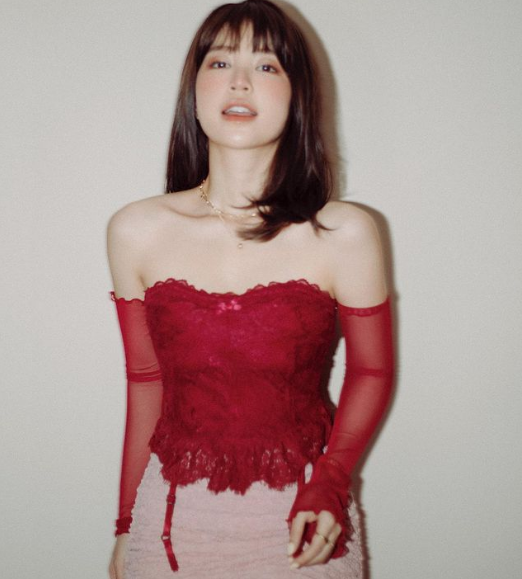 Mẫn Tiên còn khoe khéo cả những bức hình gợi cảm hơn, khoe vòng 1 gợi cảm trên trang cá nhân của mình.