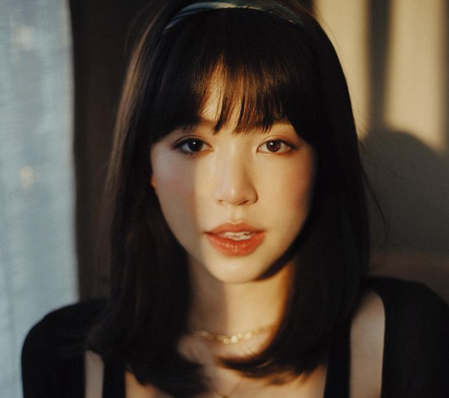 Dù là mặc áo bra hay diện sơ mi trắng, cô nàng cũng đều khéo léo khoe vòng 1 căng tròn cùng vòng eo con kiến đáng ghen tỵ.