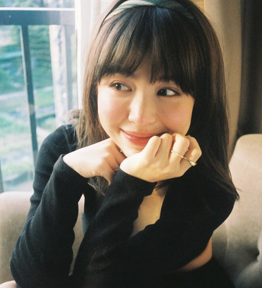 Chỉ cần trang điểm nhẹ, trong những bộ trang phục đơn giản nhưng Mẫn Tiên vẫn tôn lên vẻ đẹp không tỳ vết của mình.