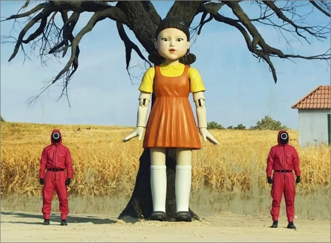 Chính vì sự nổi tiếng của nó trong Trò chơi con mực mà trên MXH thời gian gần đây đã xuất hiện khá nhiều "phiên bản đời thực" của con búp bê này, khiến cư dân mạng thích thú.