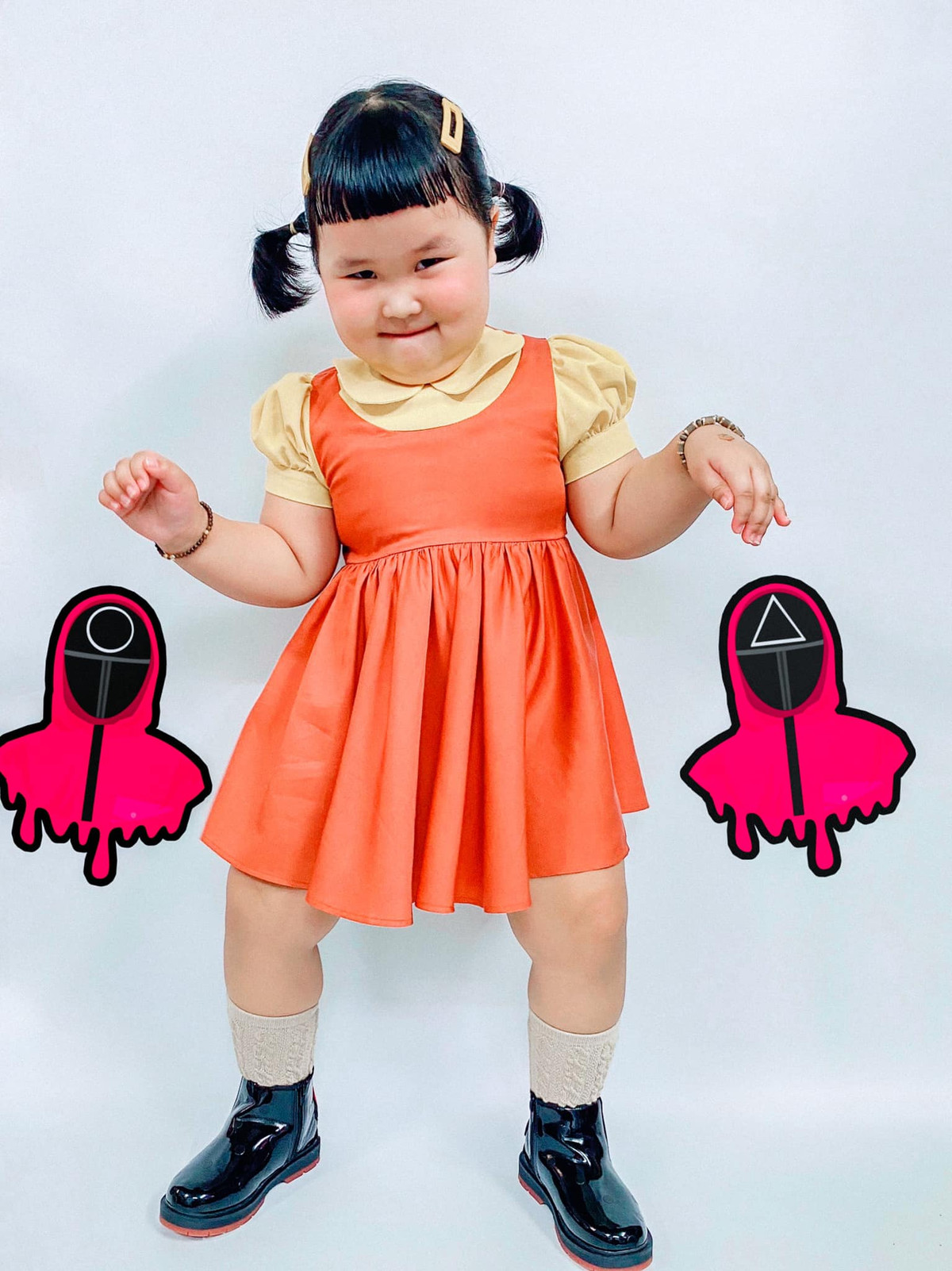 Bộ ảnh của bé đã được mẹ là chị Đoàn Cẩm Duyên đăng tải trên mạng xã hội với dòng chia sẻ: "NPC áo vàng sờ-quít game phiên bản minisize".