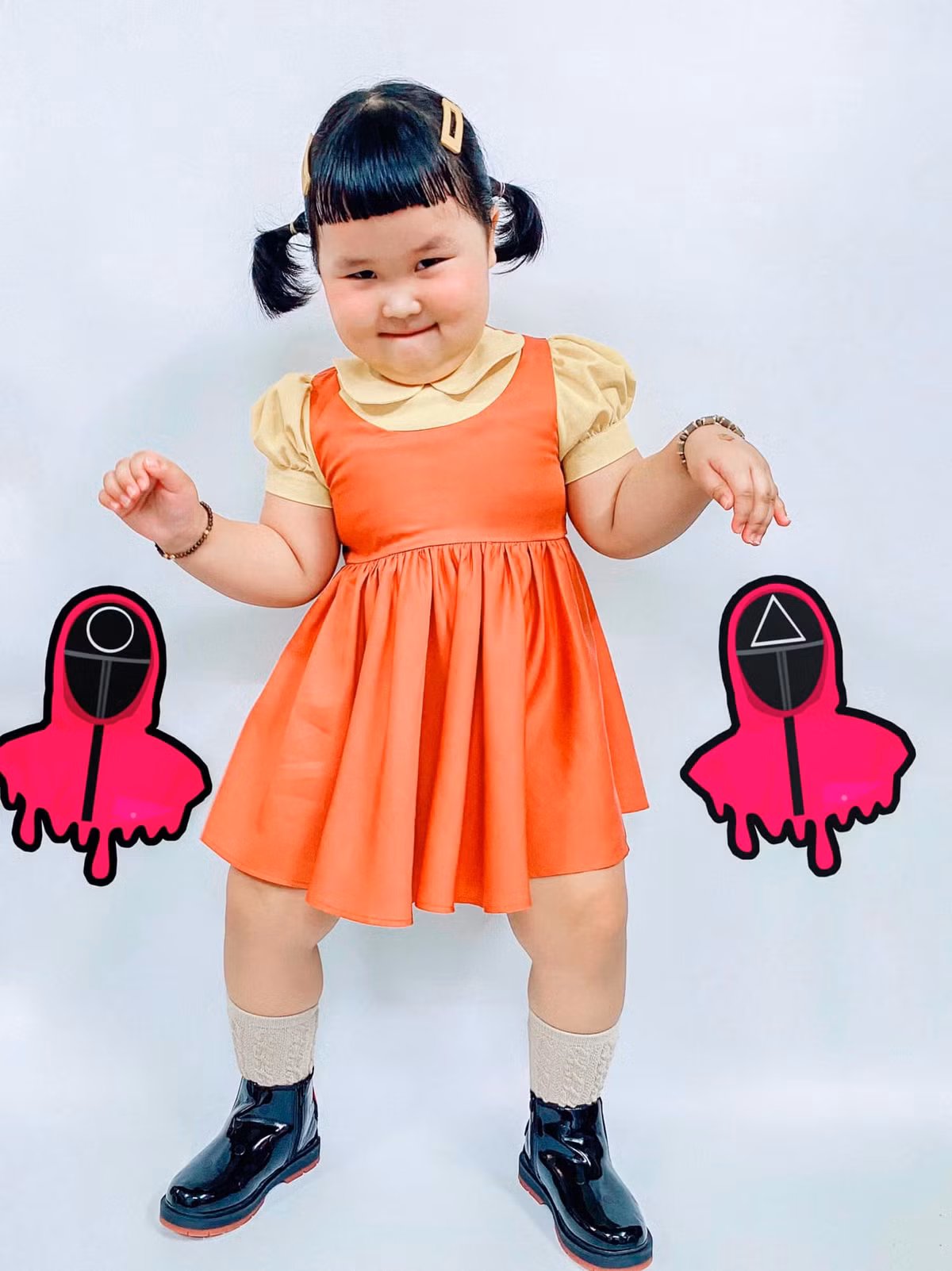 Bộ ảnh của bé đã được mẹ là chị Đoàn Cẩm Duyên đăng tải trên mạng xã hội với dòng chia sẻ: "NPC áo vàng sờ-quít game phiên bản minisize".