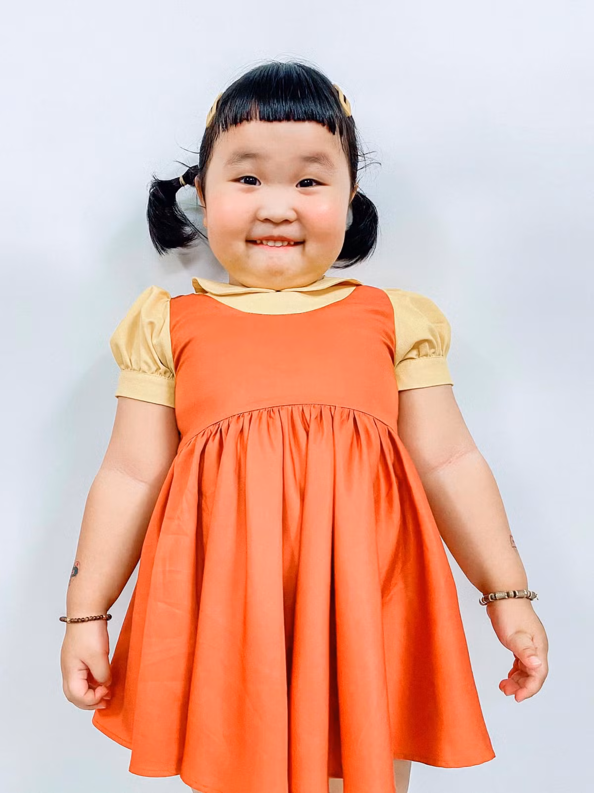 Một điều khác biệt ở bộ ảnh cosplay này là con búp bê trong phim làm người xem phải rùng mình, ám ảnh vì tạo hình quái đản, thì cô bé cosplay lại sở hữu biểu cảm vô cùng đáng yêu.