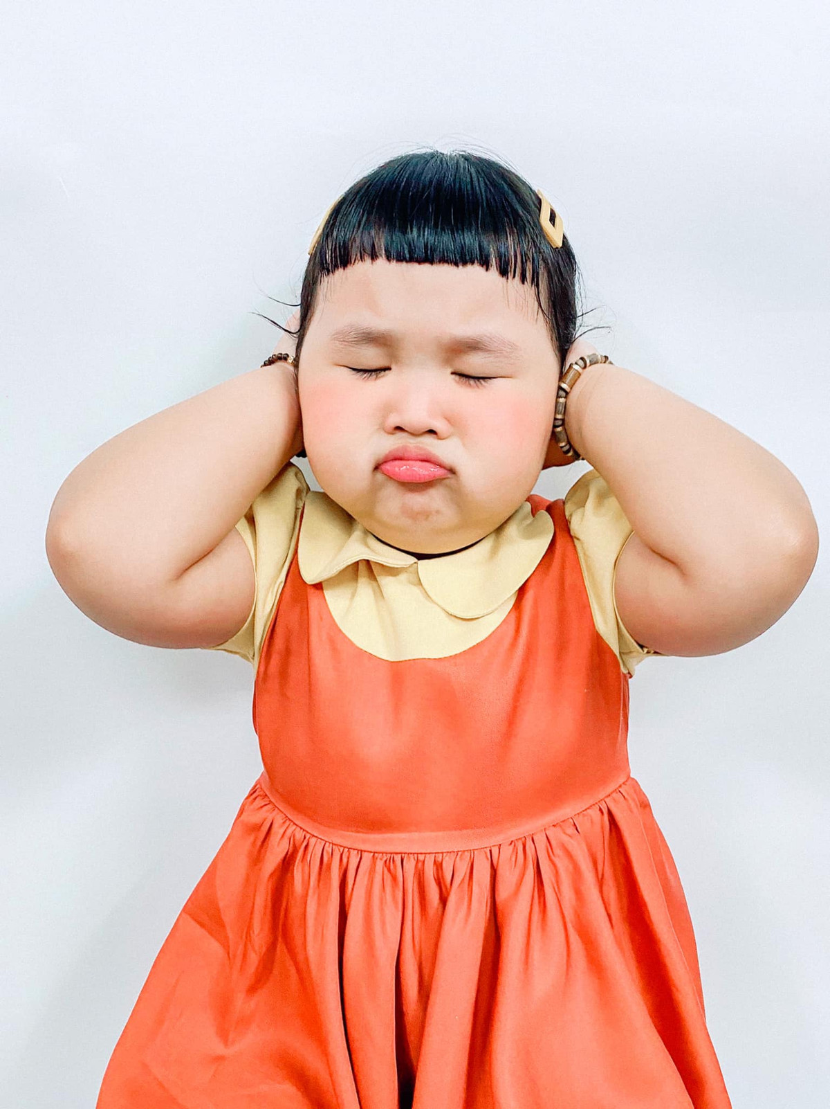 Mái tóc ngố, khuôn mặt “làm duyên làm dáng”, cử chỉ có phần e thẹn, ngại ngùng, cho đến những biểu cảm "siêu lầy" làm cộng đồng mạng vô cùng thích thú.