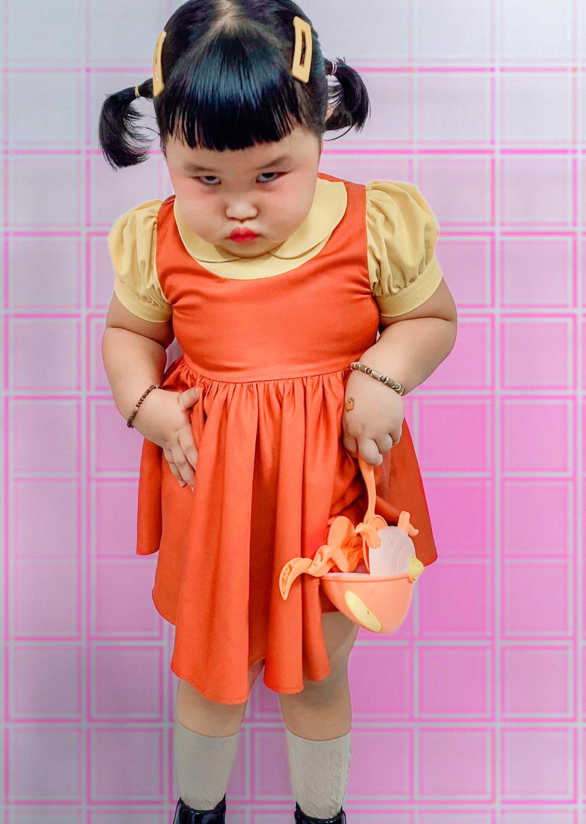 Ai nấy dường như đều “tan chảy” trước hình ảnh quá ư là đáng yêu của bé gái này.