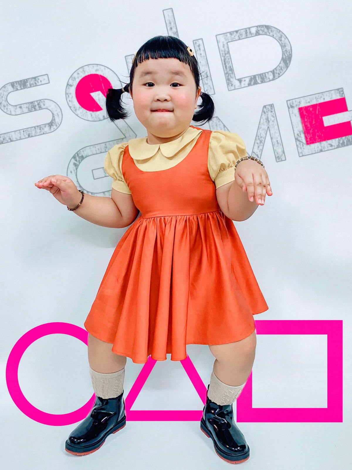 Bức ảnh nào bé gái này cũng tạo dáng “tấu hài” với vô vàn biểu cảm "khó đỡ".