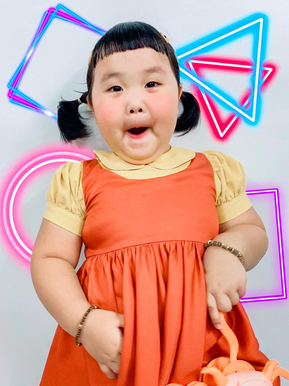 Nhiều người còn để lại các bình luận khen ngợi cho sự bắt trend, đầu tư trang phục của mẹ bé, ắt hẳn hai mẹ con phải là fan cuồng của Squid game. Ảnh: Đoàn Cẩm Duyên