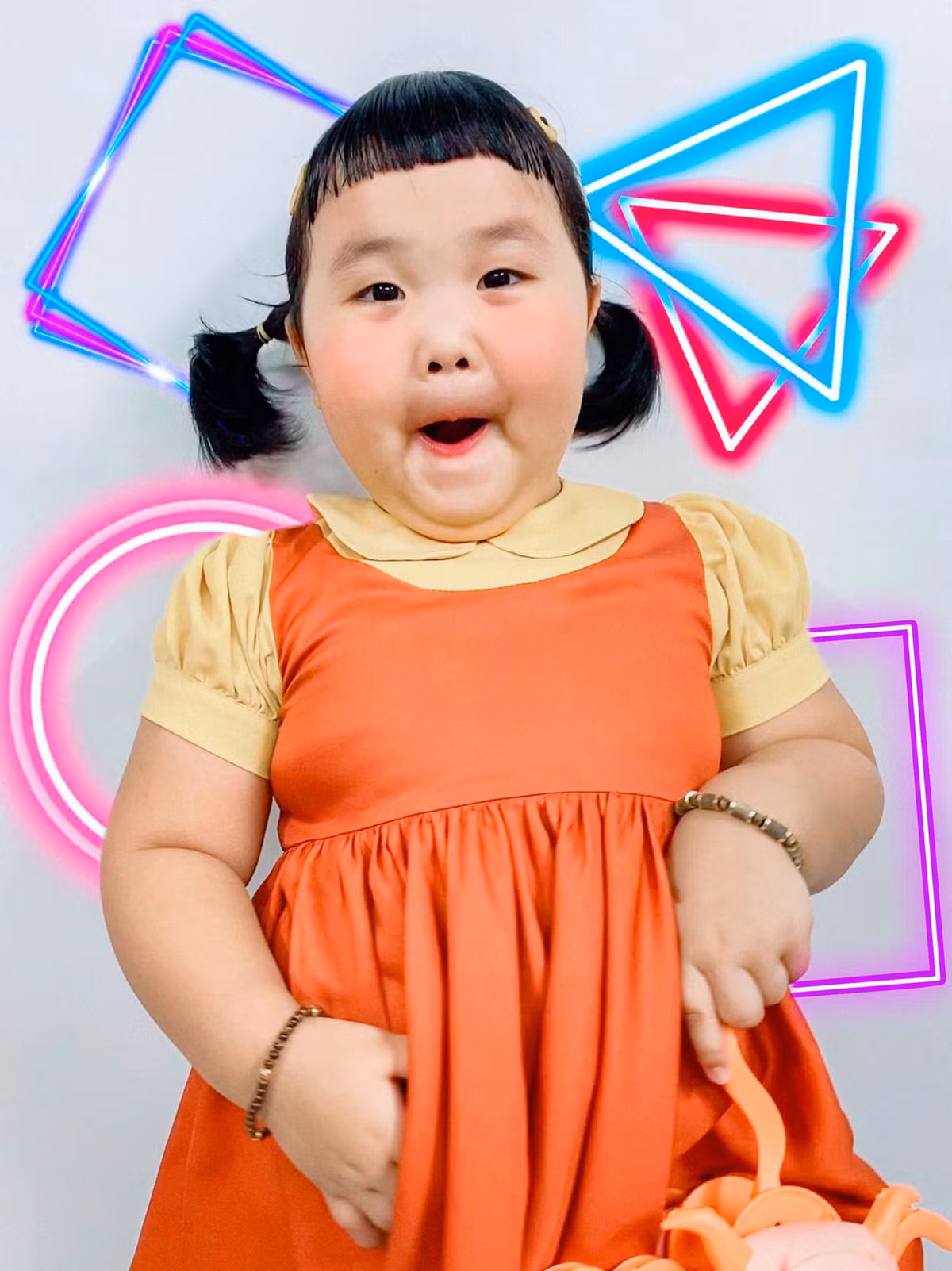 Nhiều người còn để lại các bình luận khen ngợi cho sự bắt trend, đầu tư trang phục của mẹ bé, ắt hẳn hai mẹ con phải là fan cuồng của Squid game. Ảnh: Đoàn Cẩm Duyên