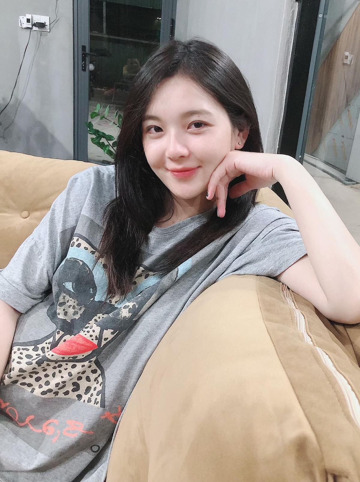 Trên Facebook mới đây, gái xinh 9x đình đám một thời hào hứng khoe ảnh bụng bầu. "Ngày nào cũng bê quả bóng này lượn khắp nhà", hot mom đính kèm.