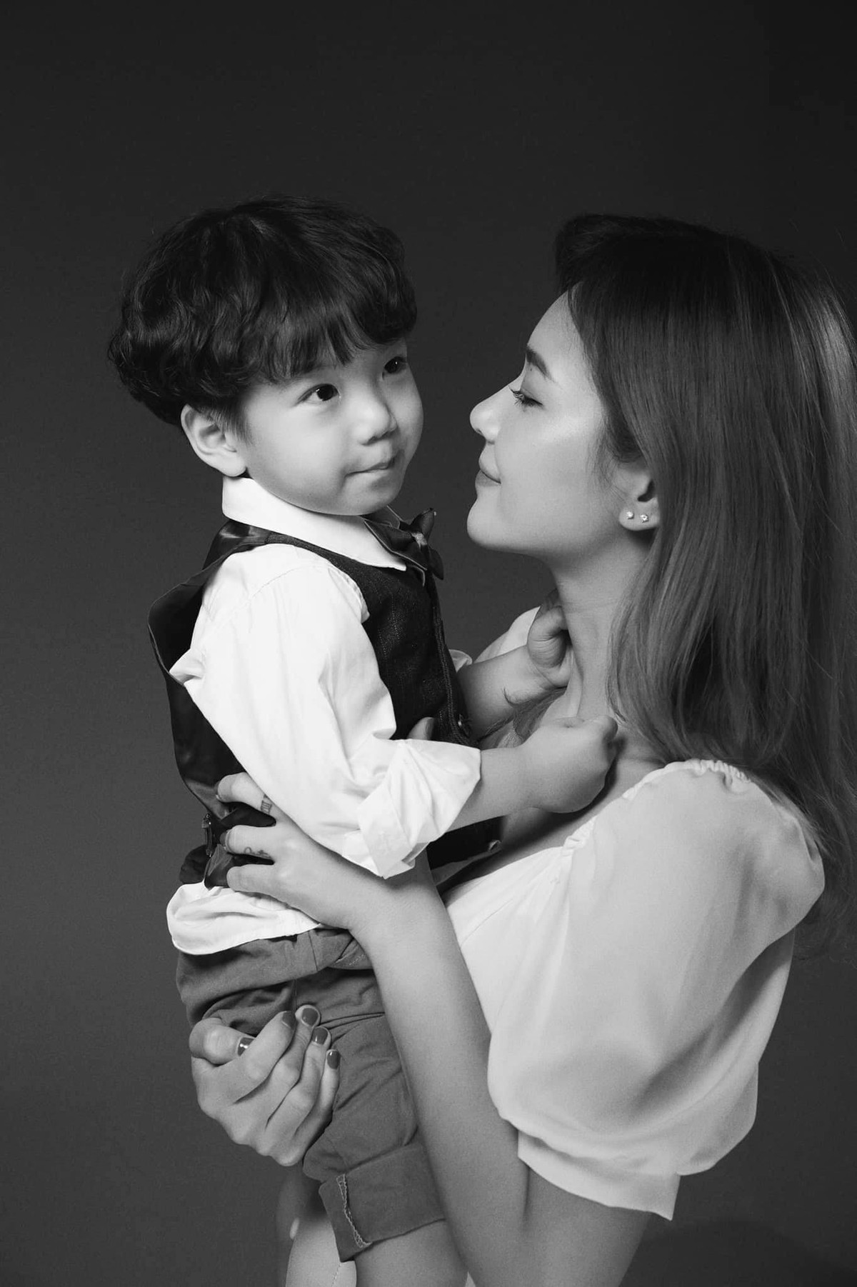 Dù bầu bí song "hot girl dân tộc" Lê Thu Hương vẫn chẳng khác thời "gái còn son" là bao.