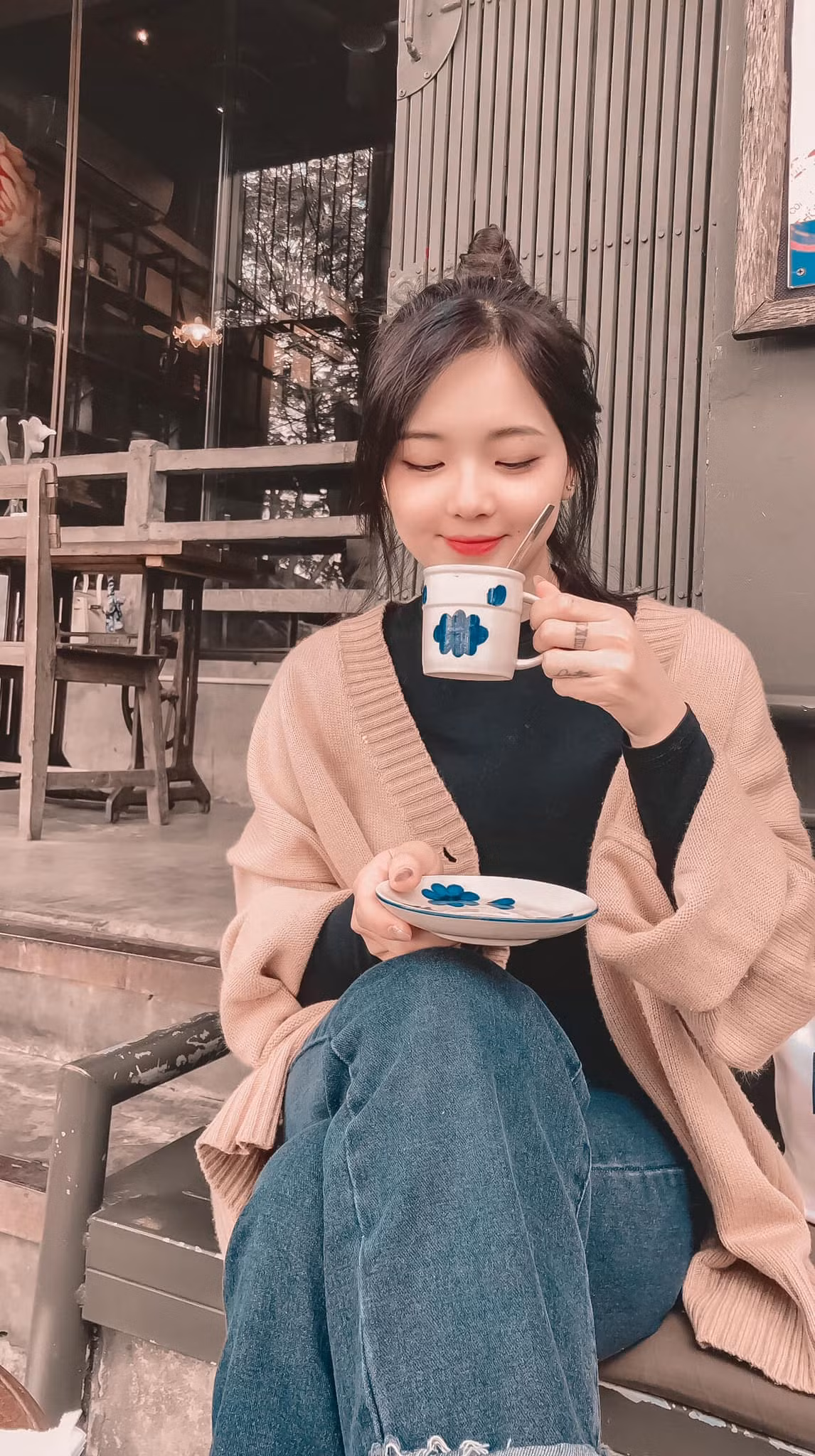 Ở tuổi 28, Thu Hương không chỉ có công việc thuận lợi mà còn có một tổ ấm hạnh phúc. Cô lấy chồng vào năm 2017, có một cậu con trai và hiện đang mang thai bé thứ 2.