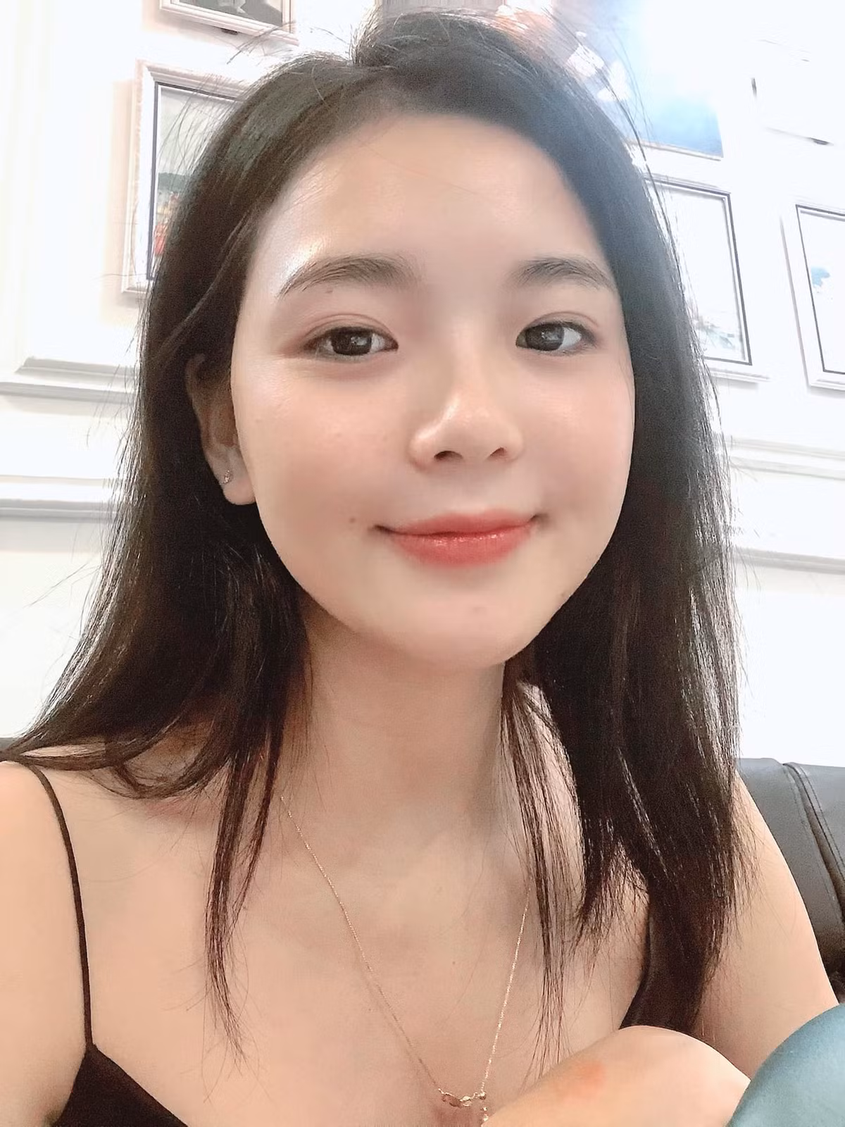 Dưới bài biết, rất nhiều người cũng phải trầm trồ trước nhan sắc của cô nàng.