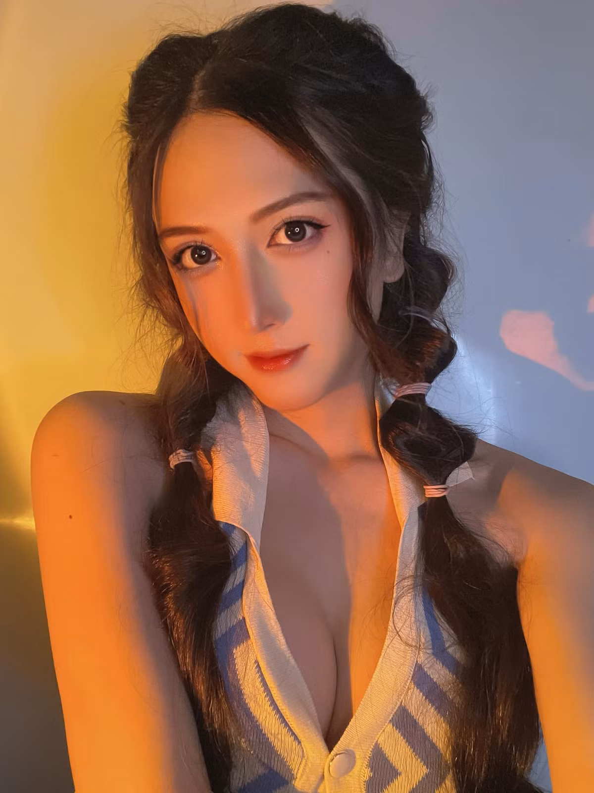 Nhan sắc nữ tính, xinh đẹp không khác gì "búp bê sống" của người đẹp chuyển giới này nhanh chóng ghi điểm trong mắt người nhìn.